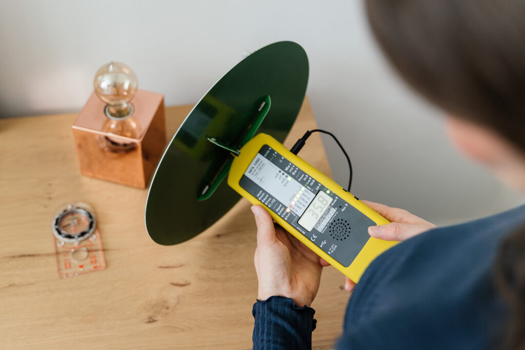 Messung von Niederfrequenz Quellen, Nachttischlampe am Bett