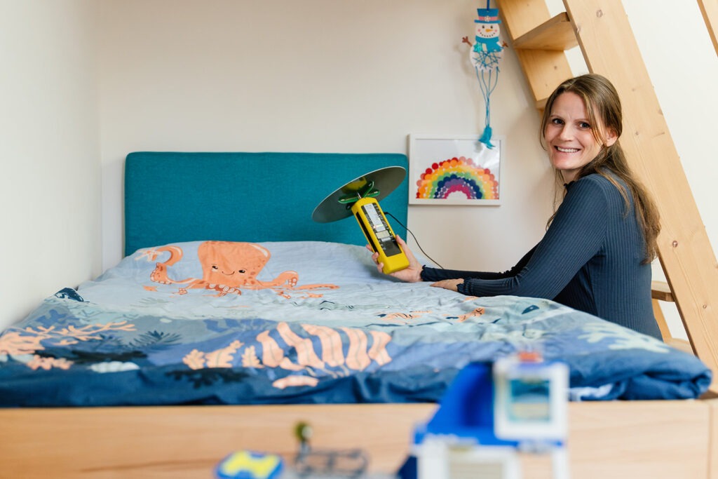 Cathleen Engelke bei einer Elektrosmog Messung im Kinderzimmer